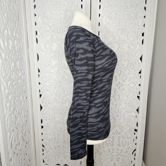 Under Armour Gray Camo Waffle Knit Long Sleeve Top Size M - Picture 4 of 10